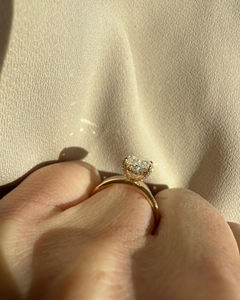 Exquisito anillo de compromiso solitario de corte ovalado en oro amarillo con anillo de moissanita minimalista clásico de Halo oculto para mujer - Product Image 2