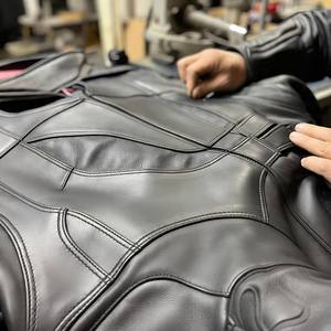 Ensemble veste et pantalon en cuir de moto, combinaison de course deux pièces personnalisée avec armure approuvée CE, panneaux imperméables et système d'airbag - Product Image 3