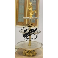 Présentoir européen en verre Décorations de table à dessert en métal Design de fleurs élégantes Support à gâteau doré décoratif avec couvercle en dôme de verre