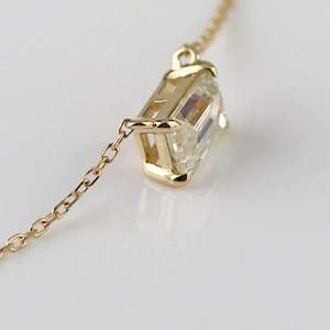 Colgante Solitario de Moissanita Estilo Oriental y Occidental, Corte Esmeralda, Plata de Ley Chapada en Oro, Ideal para Damas de Honor - Product Image 3