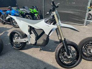 NOUVEAU FIRST STARK-VARG SM SUPER MOTO 2024 2025 2026 PRÊT À ÊTRE EXPÉDIÉ AVEC PERMISE DE CONDUITE SUR ROUTE - Product Image 6