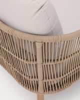 Chaise longue double contemporaine avec base en teck et accents en rotin, coussins épais, résistante aux UV, écologique, pour hôtel et cour.