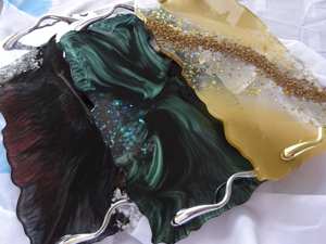 Plateau de service en résine fait main Design artistique époustouflant pour divertir Artisanat en résine artisanal fonctionnel et élégant - Product Image 2