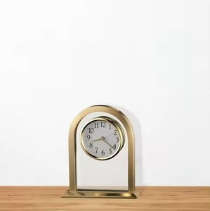 Horloge de table de luxe en métal doré avec motif numérique Alarme à quartz Design minimaliste pour étagère de bureau à domicile - Product Image 6