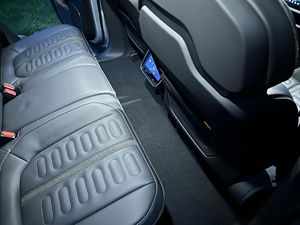 2022 Rivian R1T Adventure Edition Quad-Motor AWD SUV LA Silver Batería de litio grande Caja de cambios automática Cuero ligero R19 Izquierda - Product Image 3