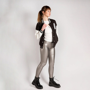 Chaqueta Universitaria de Cuero Personalizada al por Mayor para Mujer, Chaqueta Bomber de Contraste con Bordado de Letras, Ropa Urbana para Mujer - Product Image 2