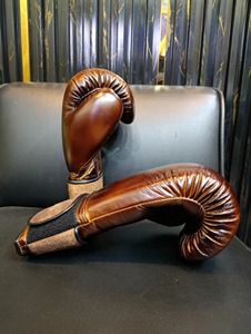 Gants de boxe en cuir faits main de couleur personnalisée, en cuir de vache véritable, pour l'entraînement et le sparring, équipement de boxe professionnel personnalisé - Product Image 2