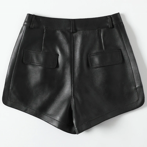 Shorts en cuir PU noir satiné taille haute avec poches et fermeture boutonnée, style motard pour femme - Product Image 2
