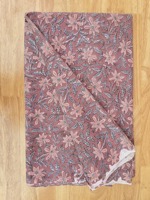Tela de algodón estampada a mano en rosa malva premium con intrincados motivos florales para kurtis y vestidos. Eleva tu estilo étnico.