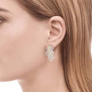 ขนนกปรากฏขึ้นเมื่อนางฟ้าอยู่ใกล้ต่างหูเงินสเตอร์ลิงแบบติดหู - Product Image 4