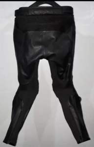 กางเกงหนังระบายอากาศสำหรับผู้ชายสำหรับแข่งรถมอเตอร์ไซด์ด้านหน้าติดโลโก้ตำแหน่งไซส์ใหญ่พิเศษเสื้อผ้ากีฬาฤดูใบไม้ผลิออกแบบแบรนด์ได้ตามต้องการ - Product Image 2