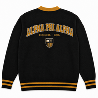 Cardigan universitaire personnalisé en coton 100% pour fraternité, avec lettres grecques, col en V, boutonnage, patchs brodés et poignets rayés, vente en gros