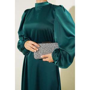 ชุดเดรสผ้าซาตินแขนยืดหยุ่นสีมรกต - Product Image 4