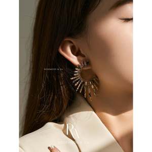 Orecchini a perno massicci placcati oro 14K con design astratto geometrico a raggi di sole color champagne, eleganti e alla moda - Product Image 6