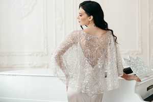 Capa de cuentas de estilo pijo de alta moda blanca Abrigo de fiesta hecho a mano único para mujeres y adultos ODM Club Wear - Product Image 4