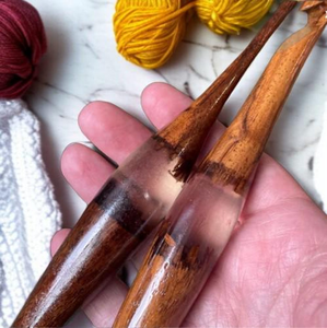 Crochet en bois et résine fait main de luxe |   Aiguille à crocheter à finition lisse et manche ergonomique pour usage professionnel et débutant - Product Image 2