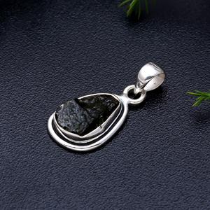 Colgante Moderno de Plata con Gema de Moldavita, Colgante Exclusivo con Hermoso Diseño, Piezas de Joyería de Lujo - Product Image 2