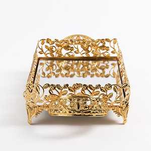 Bandeja de regalo de metal de diseño decorativo hecho a mano Uso de boda en precio al por mayor de La India - Product Image 6