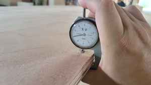 ไม้อัดอะคาเซียสำหรับงานออกแบบเชิงพาณิชย์สมัยใหม่ ขนาด 1220*2440*4.6-30 มม. ทนทาน หน้าไม้เนื้อแข็ง พร้อมการรับประกัน 1 ปี สำหรับการใช้งานเชิงพาณิชย์ - Product Image 4