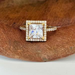 Bague de fiançailles solitaire en or massif 14 carats avec halo de diamants de laboratoire CVD taille princesse, certifiée IGI, luxe chrétien - Product Image 1