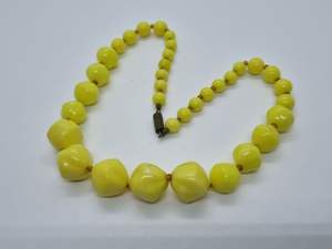 Collar con colgante de resina en forma de hoja con motivo natural - Product Image 2