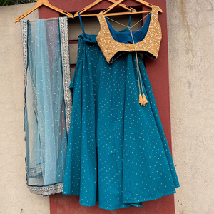 นกยูงสีฟ้า lehenga choli กับการตกแต่งสีทองและ dupatta สุทธิ - Product Image 4