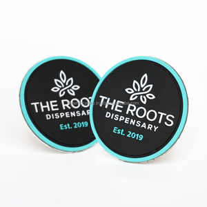 แผ่นป้ายพีวีซีแบบสั่งทำสำหรับป้ายเสื้อผ้ายางนิ่มพร้อมโลโก้ลูกไม้ตกแต่งผ้าทอลายทแยง - Product Image 4