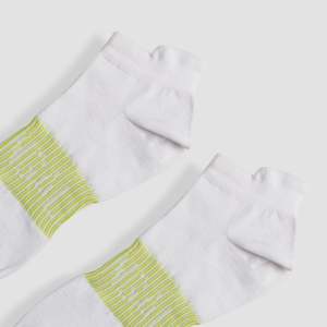 Chaussettes courtes Swift avec logo personnalisable, broderie jacquard, imprimé, antibactériennes et de haute qualité, disponibles en blanc - Product Image 3