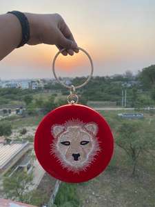 Pochette exclusive faite à la main de forme ronde Un accessoire élégant et élégant pour femmes pour les mariages et les grandes fêtes - Product Image 3