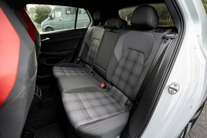 TOP SELLING 2023 Volkswagen GTI S Boîte manuelle 6 vitesses, Moteur 4 cylindres turbo, Praticuellement non modifié - Product Image 2