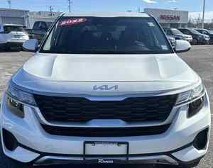 Blanc 2022 K-i-a Seltos LX AWD utilisé avec siège en tissu de direction gauche intérieur foncé roues en alliage capteurs de stationnement toit ouvrant - Product Image 1