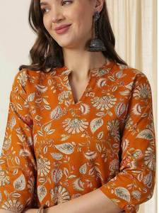 Alle und jede Art von digital bedruckten, kurzen, orangefarbenen, festlichen Kurtis für Damen zum Verkauf / Wir bieten auch Großhandelsangebote an. - Product Image 5