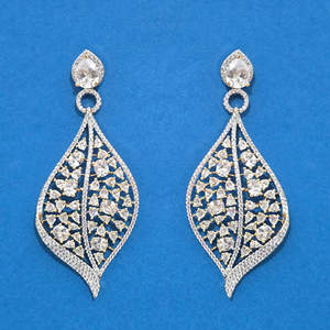 Boucles d'oreilles classiques Cz avec placage rhodium carat 2 tons Exportateur de bijoux de mode en Inde - Product Image 2