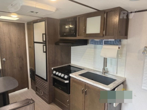 Camping-car K-E-Y-S-T-O-N-E RV CO ULTRRA E-L-I-T-E 28BH modèle 2020 d'occasion en excellent état, haute performance, 36 pieds de long, charge utile de 2000 kg, couleur foncée, à vendre - Product Image 5