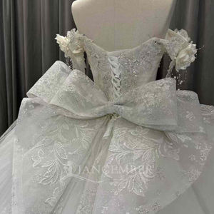 Vestido de Novia Moderno OY002 con Escote Corazón, Encaje, Lentejuelas, Bordado Floral de Cristal y Cola Capilla - Product Image 6