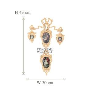 Cadres muraux ornés en laiton doré ensemble décoratif avec plusieurs œuvres florales en porcelaine décoration vintage faite à la main design de luxe - Product Image 2