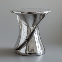 Table console en aluminium argenté poli, style moderne et artistique, base torsadée miroir, rangement, décoration d'accent pour salon de luxe, fabrication artisanale