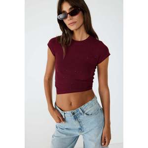 Blusa Casual Asimétrica con Adornos de Piedras y Logotipo Frontal - Product Image 3