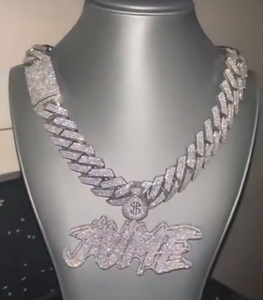 Collar de Plata de Ley 925 con Cadena Cubana Personalizada con Letras, Diamantes Moissanite VVS y Colgante Chapado en Rodio - Product Image 1