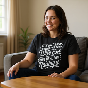 ท้าทายทุกขีดจำกัดเพื่อเป็นภรรยาที่ดีที่สุดตลอดกาล แต่ฉันกำลังประสบความสำเร็จอยู่ที่นี่ เสื้อยืด-สินค้าส่งเสริมการขาย - Product Image 3