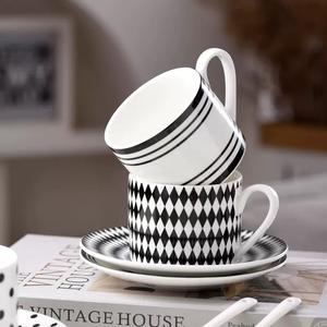 Juego de Taza y Platillo de Porcelana Estilo Hepburn Blanco y Negro, con Asa, Capacidad de 200 ml, Incluye Cuchara, Apto para Lavavajillas y Microondas - Product Image 2