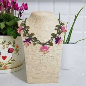 İğne Oyası Nilüfer's Mor Pembe Collar con cuentas Accesorio de moda - Product Image 1