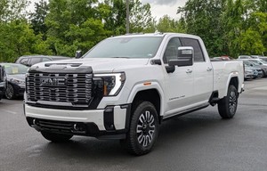 Asequible usado 2025 GMC Sierra 3500HD Denali Ultimate Crew Cab 4WD con ruedas de aleación Asientos de cuero Arranque remoto Bluetooth - Product Image 3