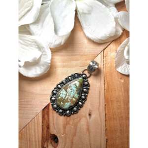 Pendentif Jackson Hoskie Carico Lake en turquoise et or rose, serti clos, en argent sterling, motif cloche, avec breloque en jade - Product Image 4