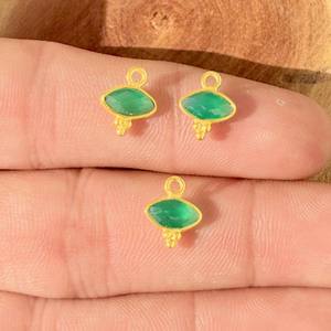 Pequeño Colgante de Ónice Verde con Engaste de Bisel Estilo Rawa, Chapado en Oro, Joyería con Piedra de Nacimiento - Product Image 1