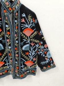 Veste courte en velours noir brodée Suzani, faite à la main, motif floral bohème ethnique, pour festival - Product Image 4