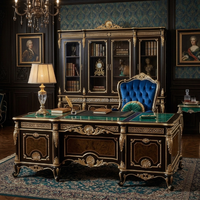Canapé classique européen en velours bleu avec structure en bois sculpté et détails dorés pour les intérieurs de villas