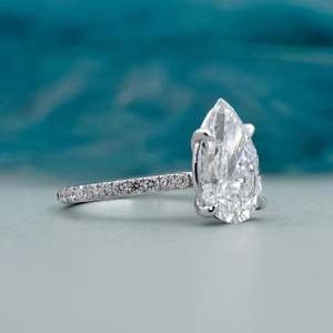 Anillo de Diamantes con Corte Pera Certificado por IGI con Piedras Laterales Redondas - Product Image 2