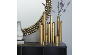 Vase de table en métal doré de différentes tailles et formes, parfait pour la décoration intérieure élégante et les accessoires d'intérieur élégants - Product Image 3