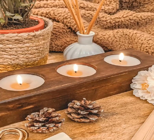 Un llamativo candelabro de madera en un acabado verde azulado envejecido, que proporciona un carácter vintage a su arreglo. - Product Image 3